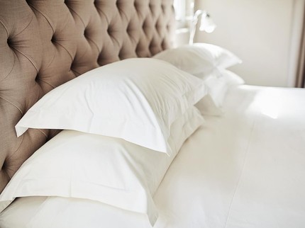 7 Rekomendasi Merek Bantal Tidur Hotel yang Bagus