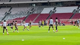 Intip Latihan Perdana Aston Villa di Bawah Terik Matahari GBK