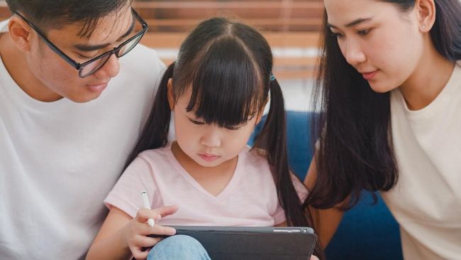 Stop Bilang Nggak Punya Uang ke Anak, Ganti dengan Kalimat Ini!