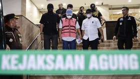 Petugas mengawal tersangka kasus dugaan tindak pidana pencucian uang (TPPU) Nurman Herin (tengah) menuju mobil tahanan di Gedung Utama Kejaksaan Agung, Jakarta, Kamis (30/7/2026). Tim Penyidik Kejaksaan Agung (Tim 9) menetapkan Nurman Herin selaku pi