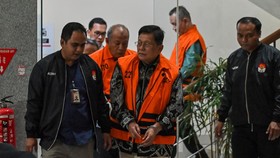 Tersangka kasus dugaan korupsi terkait pembayaran komisi terhadap asuransi perkapalan milik PT Pelayaran Nasional Indonesia oleh PT Asuransi Jasa Indonesia tahun 2015-2020 Zulhaibar (ketiga kanan) bersama  Untung Hadi (kedua kiri) dan Eko Yuni Triyan