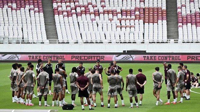 Sejumlah pesepak bola dan tim pelatih Aston Villa mengikuti sesi latihan di Stadion Utama Gelora Bung Karno, Senayan, Jakarta, Jumat (31/7/2026). Latihan tersebut merupakan persiapan Aston Villa menghadapi Indonesia All Star dalam laga tur pramusim d