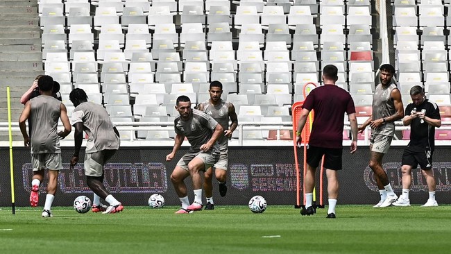 Sejumlah pesepak bola Aston Villa mengikuti sesi latihan di Stadion Utama Gelora Bung Karno, Senayan, Jakarta, Jumat (31/7/2026). Latihan tersebut merupakan persiapan Aston Villa menghadapi Indonesia All Star dalam laga tur pramusim di Indonesia yang