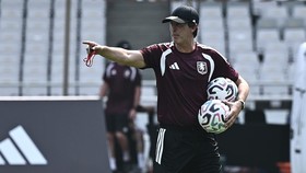 Pelatih Aston Villa Unai Emery memberikan arahan kepada para pemain saat sesi latihan di Stadion Utama Gelora Bung Karno, Senayan, Jakarta, Jumat (31/7/2026). Latihan tersebut merupakan persiapan Aston Villa menghadapi Indonesia All Star dalam laga t