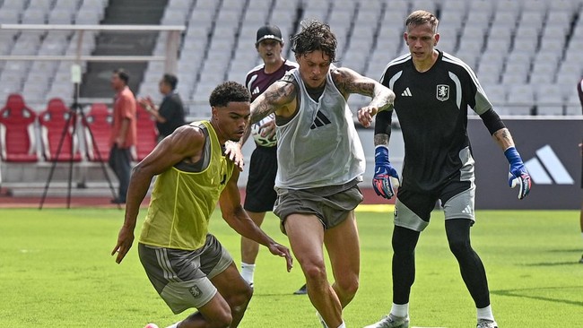 Pesepak bola Aston Villa Victor Lindelöf (kedua kanan), George Hemmings (kiri), dan penjaga gawang Marco Bizot (kanan) mengikuti sesi latihan di Stadion Utama Gelora Bung Karno, Senayan, Jakarta, Jumat (31/7/2026). Latihan tersebut merupakan persiap