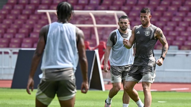 Pesepak bola Aston Villa Ross Barkley (kanan) dan John McGinn (kedua kanan) mengikuti sesi latihan di Stadion Utama Gelora Bung Karno, Senayan, Jakarta, Jumat (31/7/2026). Latihan tersebut merupakan persiapan Aston Villa menghadapi Indonesia All Star