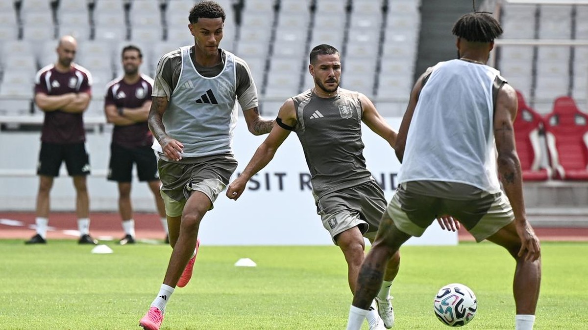 Pesepak bola Aston Villa TJ Carroll (kiri) dan Emiliano Buendía (kedua kiri) berebut bola saat mengikuti sesi latihan di Stadion Utama Gelora Bung Karno, Senayan, Jakarta, Jumat (31/7/2026). Latihan tersebut merupakan persiapan Aston Villa menghadap