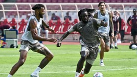 Pesepak bola Aston Villa Tyrone Mings (kiri), Evann Guessand (kedua kiri), dan Victor Lindelof (kanan) mengikuti sesi latihan di Stadion Utama Gelora Bung Karno, Senayan, Jakarta, Jumat (31/7/2026).