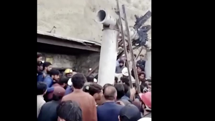 Ledakan di kompleks tambang batu bara Pakistan. (Tangkapan Layar Reuters video/HO)