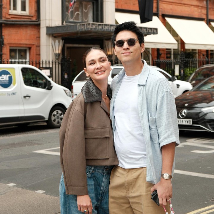 <p>Melalui unggahan di Instagram, Luna dan Maxime membagikan momen kebersamaan selama berada di Inggris. Pasangan yang resmi menikah pada 7 Mei 2025 ini terlihat mengunjungi beberapa tempat di London. "Langit London tak pernah sebiru ini sejak kedatanganmu," tulis Maxime dalam postingan fotonya bersama sang istri. (Foto: Instagram @lunamaya/ @bouttier_maxime)</p>