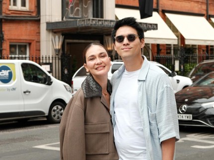 Potret Luna Maya dan Maxime Bouttier Liburan di Inggris