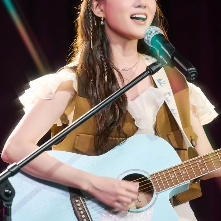 <p>Melalui drama <em>Castaway Diva</em>, Park Eun Bin juga unjuk kebolehannya dalam bernyanyi. Ia berperan sebagai Seo Mok Ha, penyanyi yang terdampar di pulau terpencil. (foto: dok. Instagram @eunbining0904)</p>