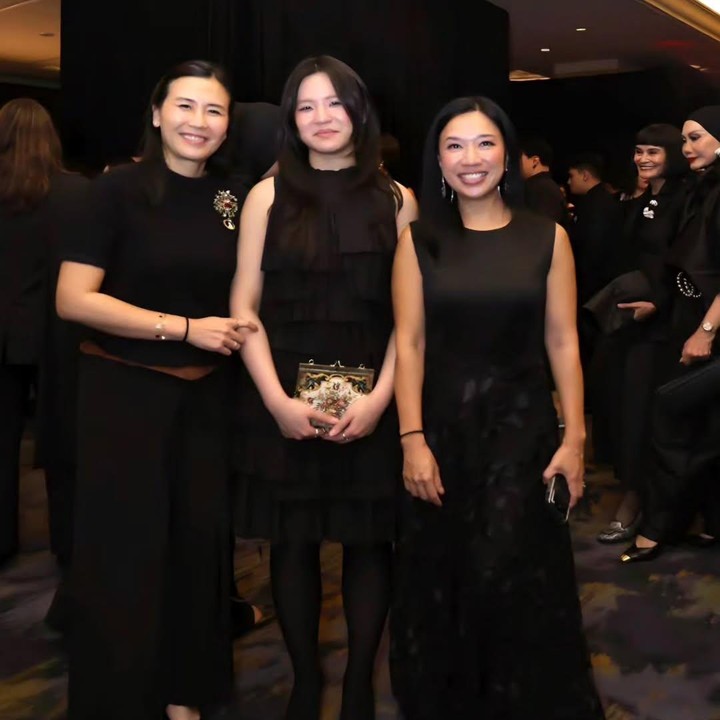 <p>Veronica juga mem-<em>posting</em> foto Nathania saat tampil anggun mengenakan mini dress hitam. Penampilan Nathania ini terlihat manglingi, Bunda. Beberapa netizen mengatakan bahwa paras Nathania di sini terlihat seperti ibundanya. "Yang cewe bu vero bgt yaa," tulis akun @el***. "Anak2nya ganteng2 dan cantik2 sana cantiknya dg mamy nya yg paling cantik," ungkap @tu***. (Foto: Instagram @nata.zhong)</p>