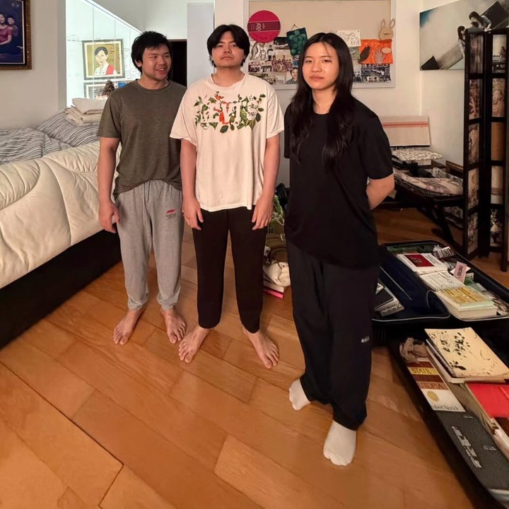 <p>Di potret lainnya, tampak Nathania berpose bareng dua saudara laki-lakinya. Nathania yang tahun ini berusia 25 tahun terlihat begitu akrab dengan kakak dan adik laki-lakinya. (Foto: Instagram @nata.zhong)</p>