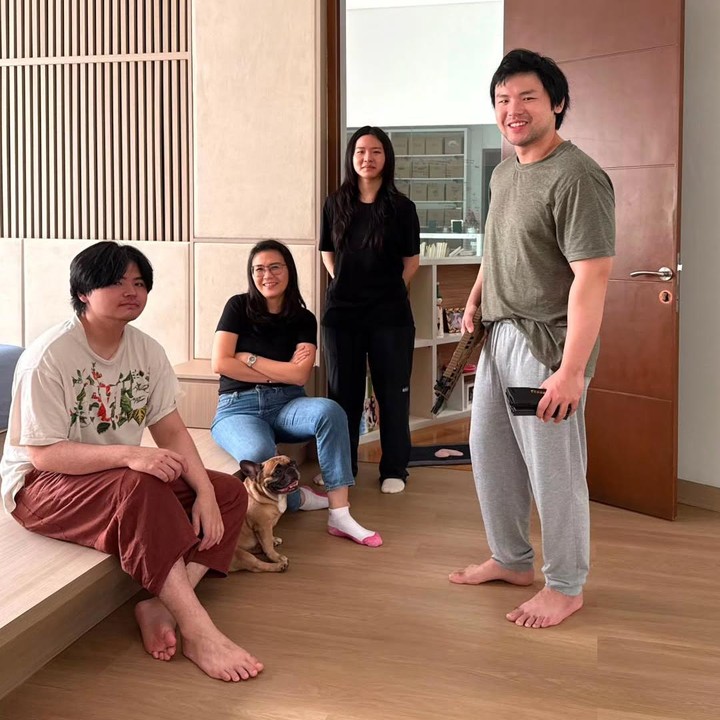 <p>Baru-baru ini, Veronica mem-<em>posting</em> foto kebersamaan dengan Nathania, bersama kedua anaknya yang lain, yakni Nicholas Purnama dan Daud Albeenner Purnama. Potret ini dibagikan Veronica saat ia dan ketiga anaknya tengah bersantai. "<em>My heart is full,</em>" tulisnya. (Foto: Instagram @nata.zhong)</p>