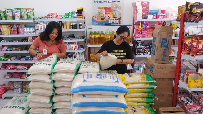 Petugas menata produk beras di Koperasi Desa Merah Putih Tegal Harum, Kecamatan Denpasar Barat, Denpasar, Bali, Jumat (31/7/2026). Kantor Wilayah Direktorat Jenderal Perbendaharaan (DJPb) Provinsi Bali mencatat nilai transaksi 716 Koperasi Desa/Kelur