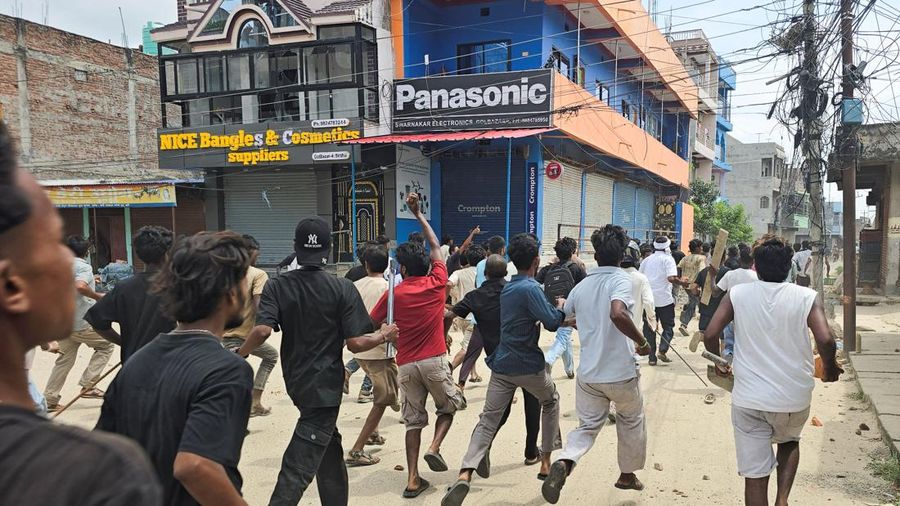 Para demonstran mengejar sekelompok orang selama bentrok antara dua organisasi di Siraha, Nepal, 30 Juli 2026.