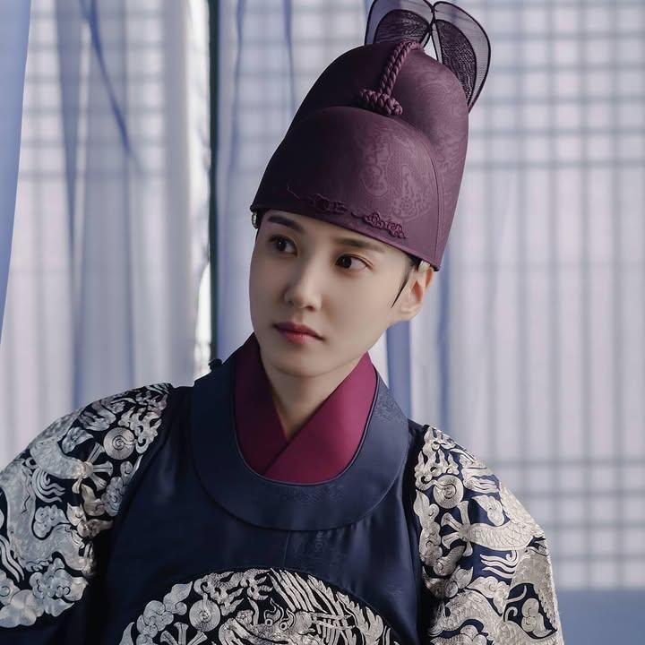 <p>Nama Park En Bin selalu sukses mencuri perhatian penggemar lewat berbagai perannya di berbagai drama. Park Eun Bin pernah menjadi 'pria'. Karakternya yaitu putri yang menyamar sebagai Putra Mahkota Lee Hwi dalam dramanya yang berjudul <em>The King's Affection. </em>(foto: dok. Instagram @eunbining0904)</p>