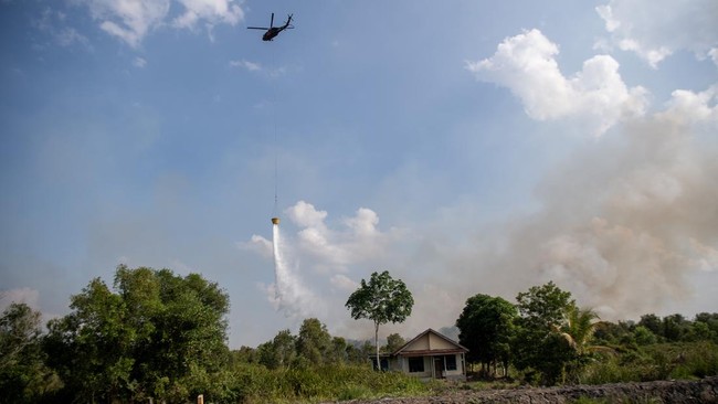 Pemadaman Kebakaran Lahan di Ogan Ilir