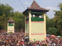 65 Ribu Kue Apem Disebar di Puncak Yaaqawiyyu Klaten