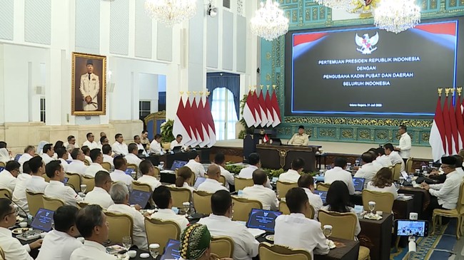 Ketua Umum Kamar Dagang dan Industri Inonesia (KADIN), Anindya Novyan Bakrie menyampaikan pemaparan saat melakukan pertemuan Pengusaha KADIN Pusat dan Daerah Seluruh Indonesia bersama Presiden Prabowo Subianto di Istana Merdeka, Jakarta, Jumat (31/7/
