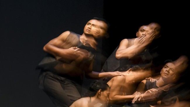 Seniman menampilkan teater tari berjudul Orfeus menjelang Salihara International Performing Art Festival 2026 di Teater Blackbox Salihara, Jakarta, Jumat (31/7/2026). Pertunjukan yang terinspirasi dari sajak Orfeus karya Goenawan Mohamad tersebut men