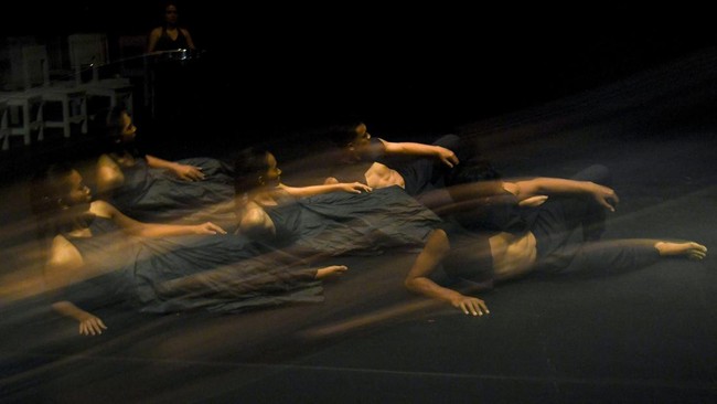 Seniman menampilkan teater tari berjudul Orfeus menjelang Salihara International Performing Art Festival 2026 di Teater Blackbox Salihara, Jakarta, Jumat (31/7/2026). Pertunjukan yang terinspirasi dari sajak Orfeus karya Goenawan Mohamad tersebut men