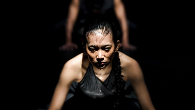 Seniman menampilkan teater tari berjudul Orfeus menjelang Salihara International Performing Art Festival 2026 di Teater Blackbox Salihara, Jakarta, Jumat (31/7/2026). Pertunjukan yang terinspirasi dari sajak Orfeus karya Goenawan Mohamad tersebut men