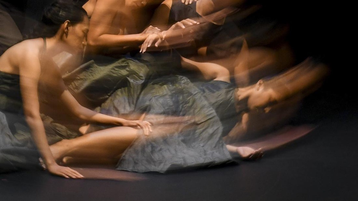 Seniman menampilkan teater tari berjudul Orfeus menjelang Salihara International Performing Art Festival 2026 di Teater Blackbox Salihara, Jakarta, Jumat (31/7/2026). Pertunjukan yang terinspirasi dari sajak Orfeus karya Goenawan Mohamad tersebut men