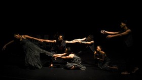 Seniman menampilkan teater tari berjudul Orfeus menjelang Salihara International Performing Art Festival 2026 di Teater Blackbox Salihara, Jakarta, Jumat (31/7/2026). Pertunjukan yang terinspirasi dari sajak Orfeus karya Goenawan Mohamad tersebut men