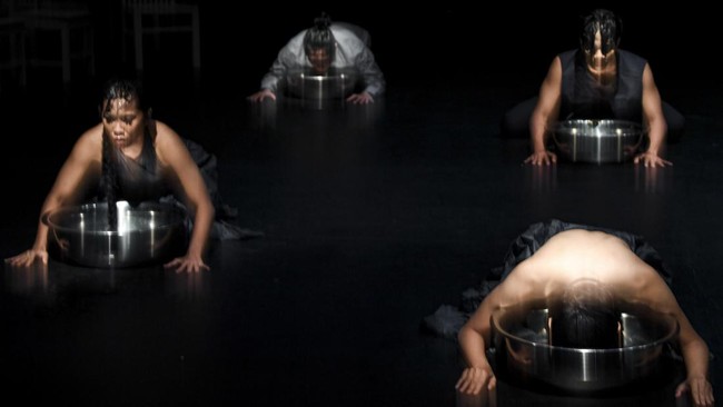Seniman menampilkan teater tari berjudul Orfeus menjelang Salihara International Performing Art Festival 2026 di Teater Blackbox Salihara, Jakarta, Jumat (31/7/2026). Pertunjukan yang terinspirasi dari sajak Orfeus karya Goenawan Mohamad tersebut men