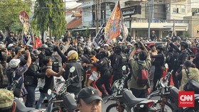 Ratusan aparat TNI dan Polri memblokade rombongan ribuan anggota pesilat PSHT yang mencoba merangsek menuju kantor debt collector di Jalan Teuke Umar, Surabaya, Jumat (31/7).