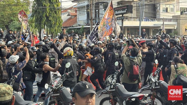 Ratusan aparat TNI dan Polri memblokade rombongan ribuan anggota pesilat PSHT yang mencoba merangsek menuju kantor debt collector di Jalan Teuke Umar, Surabaya, Jumat (31/7).