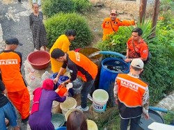 Nestapa Warga Karawang: Antre 3 Jam Demi Dua Jeriken Air Bersih