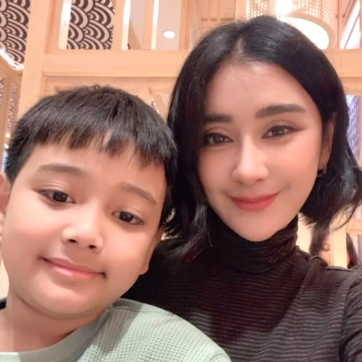 <p>Rafif memiliki prestasi yang membanggakan di dunia pendidikan lho, Bunda. Beberapa waktu lalu, Rafif terpilih menjadi Duta Numerasi di sekolah. Dalam mendidik sang putra, Uut dan suami berbagi peran yang sama. "Ini seru jadi saya ikutsertakan papanya. Jadi, ada pelajaran apa, saya yang belajarin, terus pelajaran satu lagi papanya. Ganti-gantian," ujar Uut, dalam acara <em>Pagi Pagi Ambyar,</em> dikutip dari kanal <em>YouTube TRANS TV Officia</em>l. (Foto: Instagram @uutpermatasari)</p>