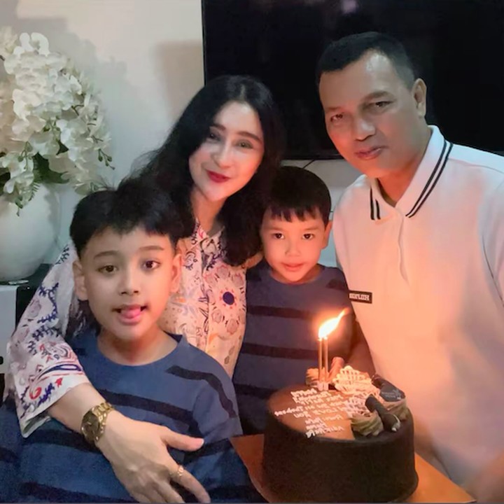 <p>Rafif baru saja merayakan ulang tahun ke-10, Bunda. Melalui unggahan di Instagram, Uut membagikan momen perayaan ulang tahun sang putra yang sederhana. Alih-alih membuat pesta besar, Uut dan suami merayakan ulang tahung putra sulungnya dengan bernyanyi bersama dan meniup lilin. (Foto: Instagram @uutpermatasari)</p>