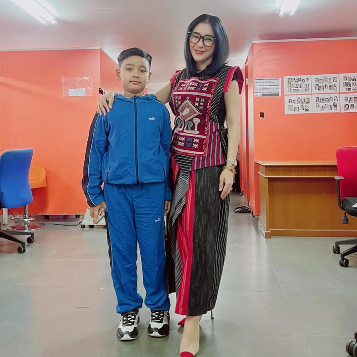 <p>Memiliki ibunda yang terjun ke dunia hiburan juga membuat Rafif tumbuh menjadi anak yang percaya diri. Dalam beberapa kesempatan, Rafif sering ikut ibundanya tampil menjadi bintang tamu di acara <em>talkshow</em> di televisi. (Foto: Instagram @uutpermatasari)</p>
