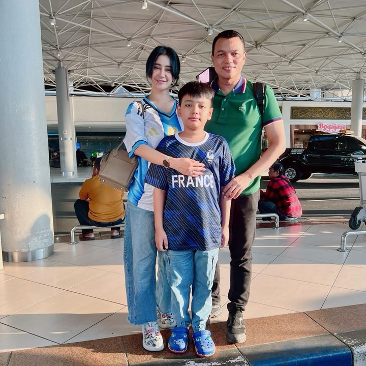<p>Uut secara khusus menuliskan pesan penuh makna untuk sang putra yang berulang tahun. "<em>Bismillahirahmanirahim</em>. Selamat ulang tahun belahan jiwaku, anak bagoesku sayang Mas Rafif Athallah Pulungan, semoga panjang umur, sehat selalu, menjadi anak yang baik, sholeh dan berakhlakul kharimah, dilimpahkan keberkahan serta tetap senantiasa dalam lindungan ALLAH SWT," tulis Uut. (Foto: Instagram @uutpermatasari)</p>