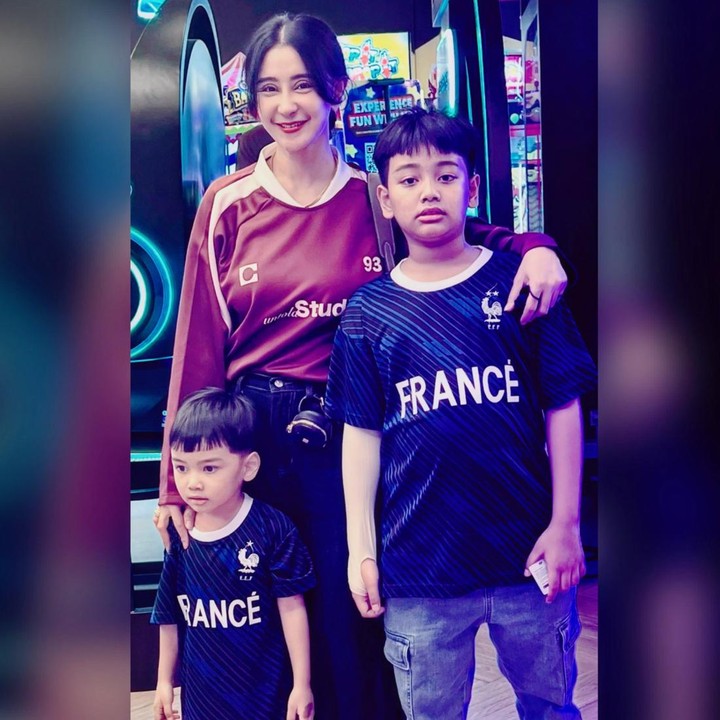 <p>Penyanyi dangdut Uut Permatasari memiliki dua anak dari pernikahannya dengan perwira kepolisian bernama Tri Goffarudin Pulungan. Anak pertamanya Rafif Athallah Pulungan, lahir pada 28 Juli 2016. Sementara itu, anak keduanya Rafaizan Rakhan Athallah Pulungan, lahir pada 1 Juli 2022. (Foto: Instagram @uutpermatasari)</p>
