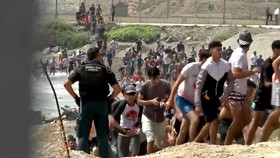 Ratusan Migran Maroko Berenang Massal Seberangi Laut ke Spanyol
