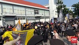 Ribuan anggota kelompok pesilat PSHT mulai berdatangan ke Mapolrestabes Surabaya, Jumat (31/7). Aksi ini digelar sebagai buntut peristiwa pembacokan terhadap salah seorang anggota kelompok mereka oleh oknum debt collector.