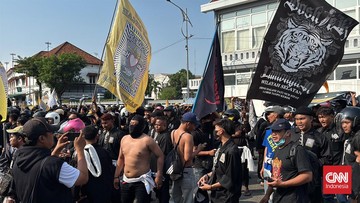 Thousands of martial artists clash with police over debt collector incident in Surabaya