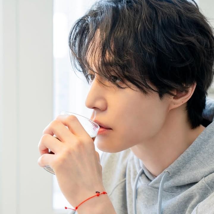 <p>Ketika memerankan Jeong Jin-man, Lee Dong Wook menambah berat badan sekitar 8 hingga 9 kilogram. Menurutnya, bukan karena stamina, ia ingin memberikan kesan lebih kekar yang sesuai dengan citra seseorang yang telah lama hidup sebagai tentara bayaran dan pembunuh. (dok. Instagram @leedongwook_official)</p>