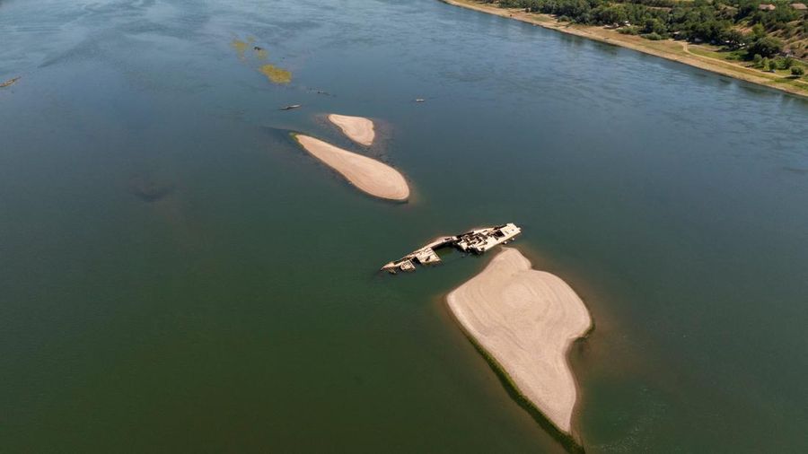 Sebuah tayangan drone menunjukkan kapal perang Jerman yang tenggelam dari Perang Dunia II, yang terlihat akibat rendahnya permukaan Sungai Danube yang disebabkan oleh kekeringan dan panas ekstrem, di Prahovo, Serbia, 30 Juli 2026. (REUTERS/Djordje Ko