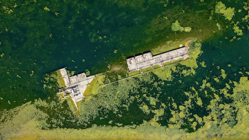 Sebuah tayangan drone menunjukkan kapal perang Jerman yang tenggelam dari Perang Dunia II, yang terlihat akibat rendahnya permukaan Sungai Danube yang disebabkan oleh kekeringan dan panas ekstrem, di Prahovo, Serbia, 30 Juli 2026.