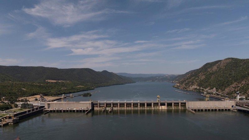 Sebuah tayangan drone menunjukkan pembangkit listrik tenaga air Djerdap 1 di Sungai Danube di tengah rendahnya permukaan air akibat kekeringan berkepanjangan dan panas ekstrem, saat Serbia menghadapi kekhawatiran tentang pembangkitan dan pasokan listrik, di Kladovo, Serbia, 30 Juli 2026.