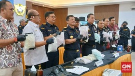 Selain kedapatan membawa 77 ribu butir atau 25,19 kilogram ekstasi di kopernya, pilot asal Malaysia berinisial MS pun mengonsumsi narkoba saat kendalikan pesawat. 

Pilot yang ditangkap di Bandara Soekarno-Hatta tersebut diketahui mengonsumsi tiga