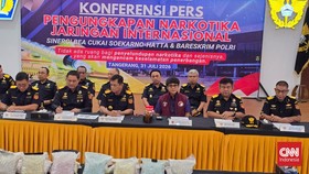 Selain kedapatan membawa 77 ribu butir atau 25,19 kilogram ekstasi di kopernya, pilot asal Malaysia berinisial MS pun mengonsumsi narkoba saat kendalikan pesawat. 

Pilot yang ditangkap di Bandara Soekarno-Hatta tersebut diketahui mengonsumsi tiga