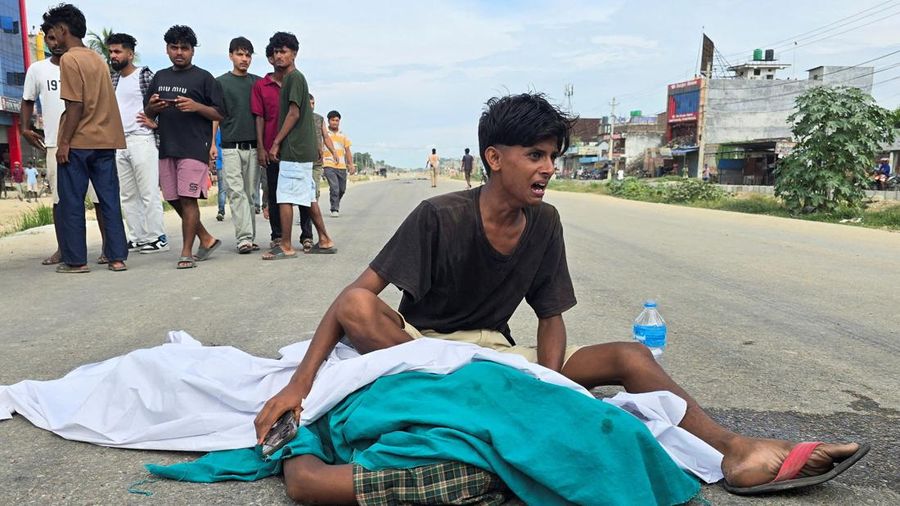 Seorang laki-laki bereaksi sembari duduk di samping jenazah Ganesh Yadav nan meninggal bumi saat protes menyusul bentrok antara dua organisasi di Distrik Siraha, Provinsi Madhesh, Nepal, 30 Juli 2026.