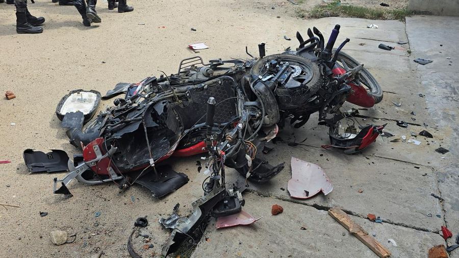 Sepeda motor nan dirusak tergeletak di jalan selama bentrok antara dua organisasi di Siraha, Nepal, 30 Juli 2026.